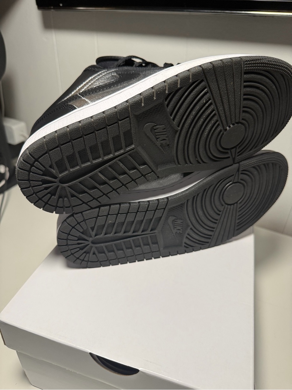 Nike Air Jordan 1 Low - Black & Metallic Silver - Picture 6 of 6